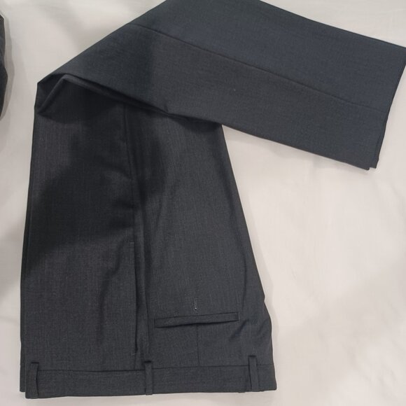 Dark Charcoal Suit. Very sharp. - Picture 2 of 8